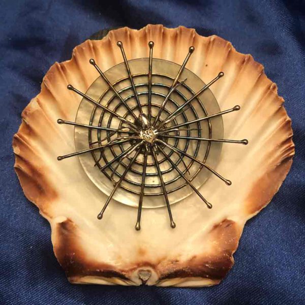 Anhänger-Spinne-auf-Perlmutt